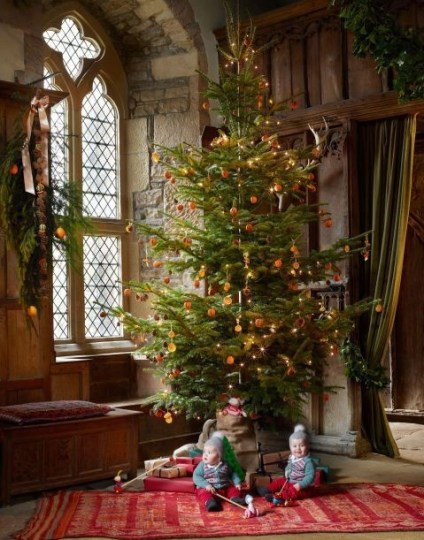 english-chirstmas-tree-decorated-with-oranges-and-cinnamon-sticks